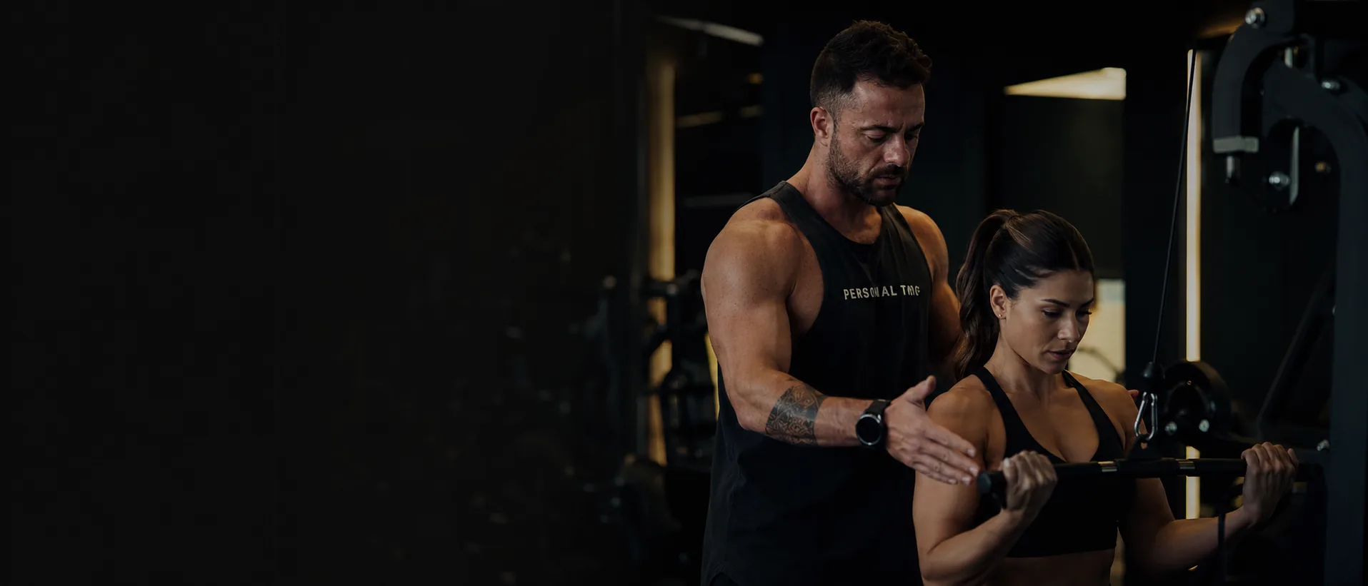 Montinho Personal Trainer acompanhando aluna em treino de musculação