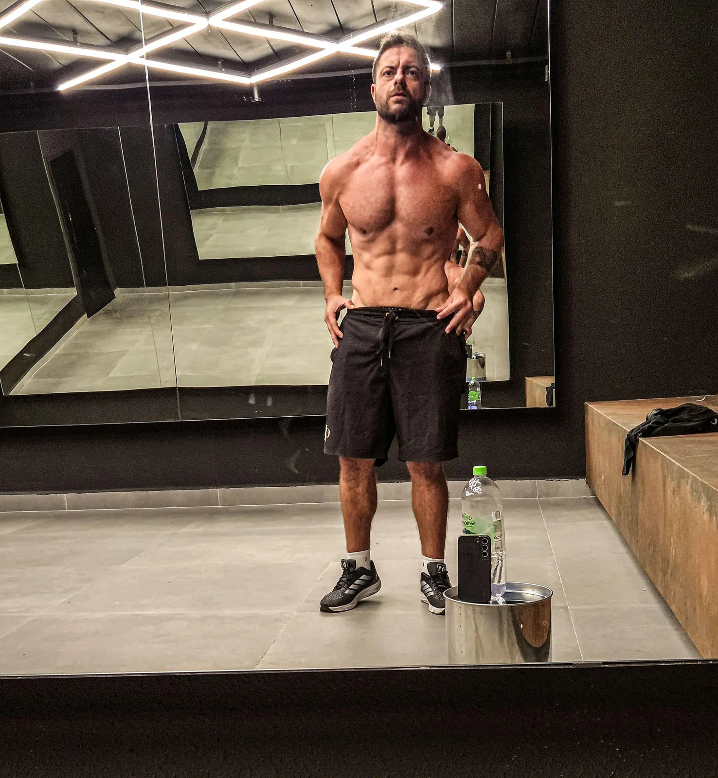 Montinho, personal trainer em Alphaville, em selfie no espelho da academia após o treino — Academia com Cross Training em Alphaville