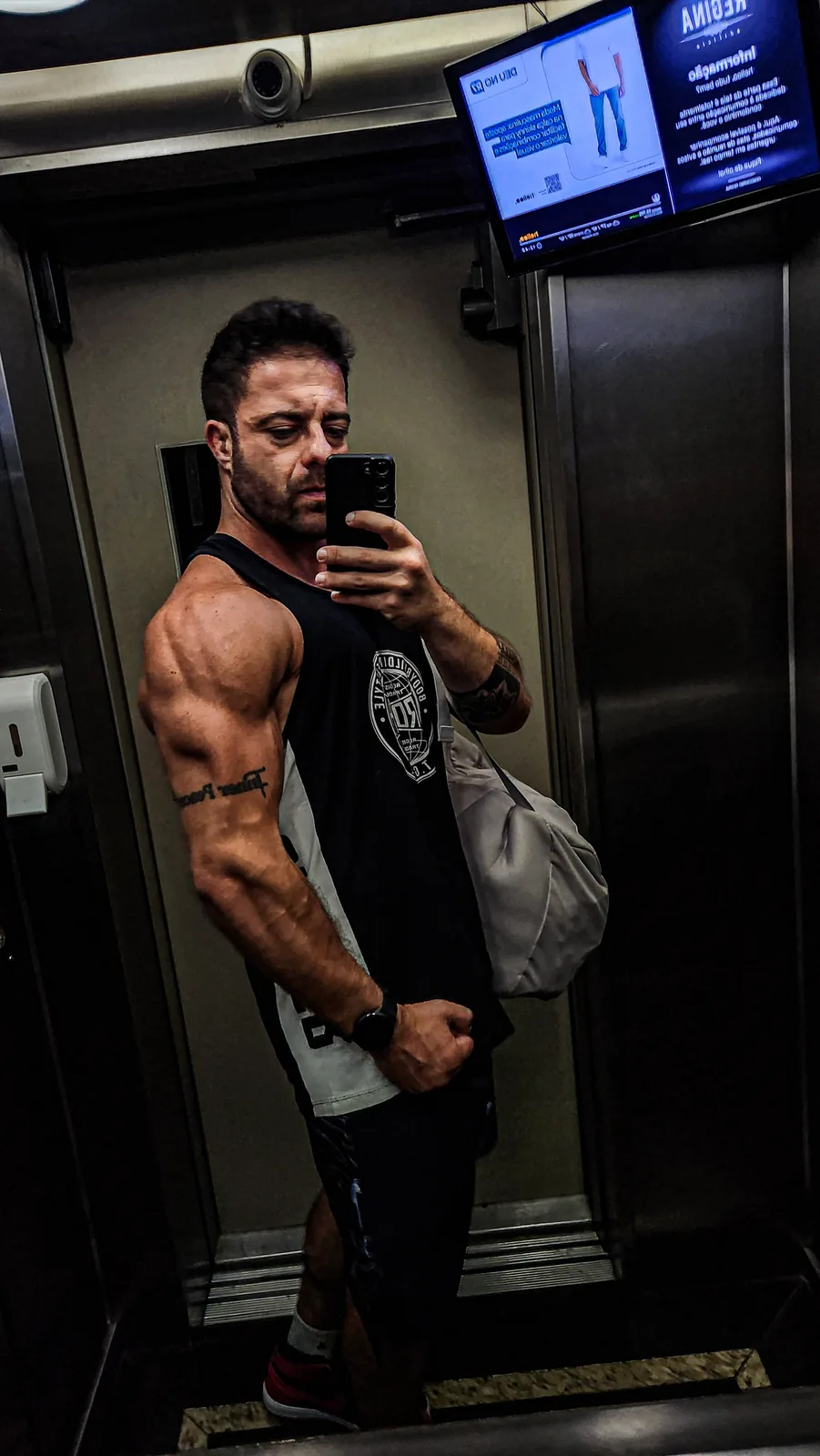 Montinho, personal trainer em Alphaville, a caminho do atendimento com mochila de treino — Academia com Sauna em Alphaville