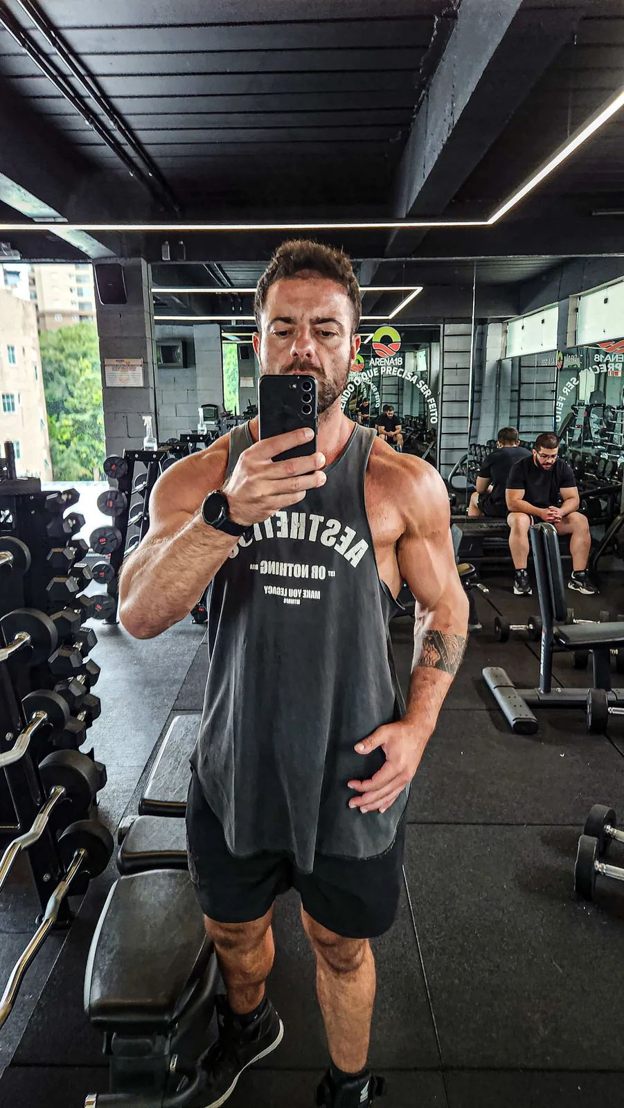 Montinho, personal trainer em Alphaville, na área de musculação com halteres — Academia para Emagrecer em Alphaville