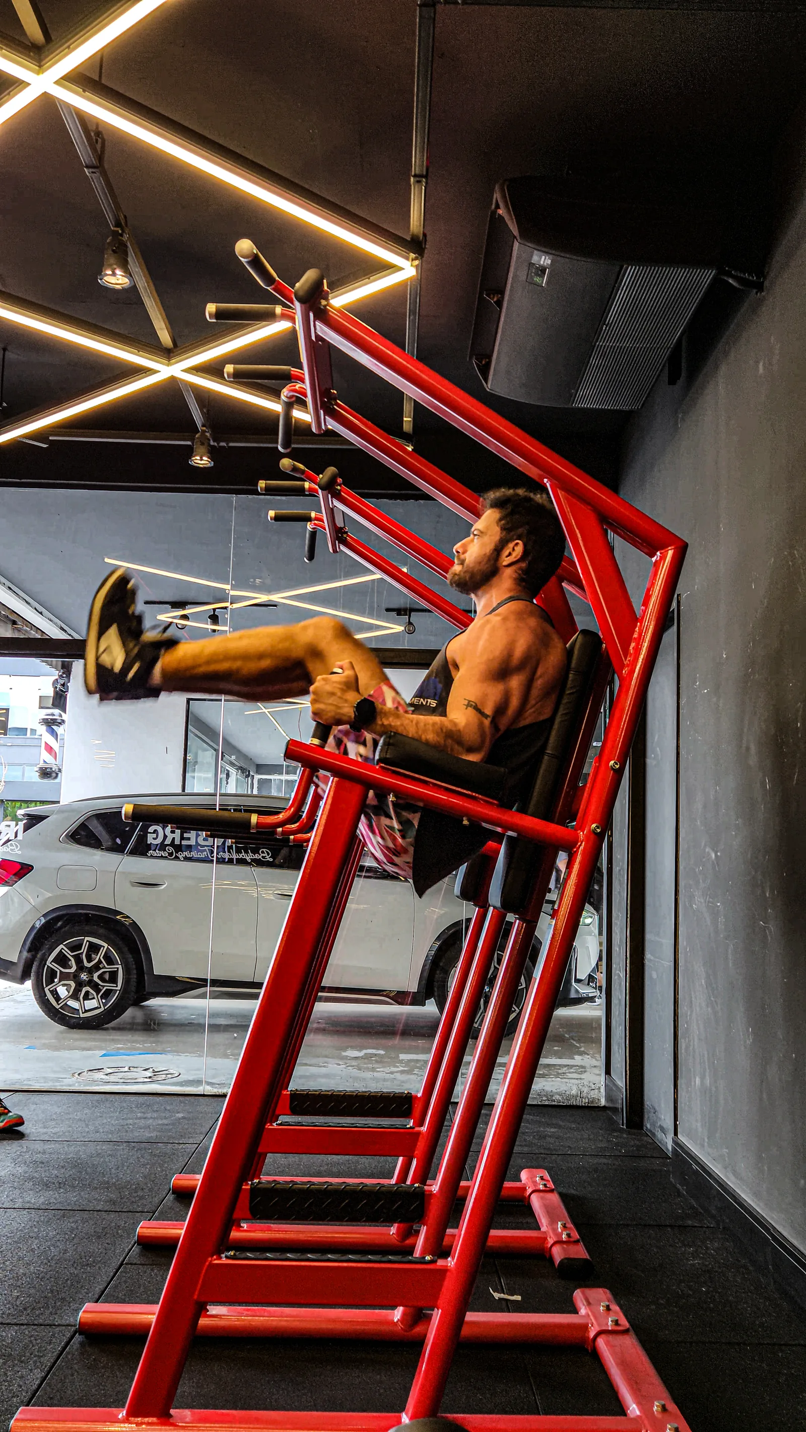 Montinho, personal trainer no Parque Tamboré, executando exercício em máquina de academia em Alphaville