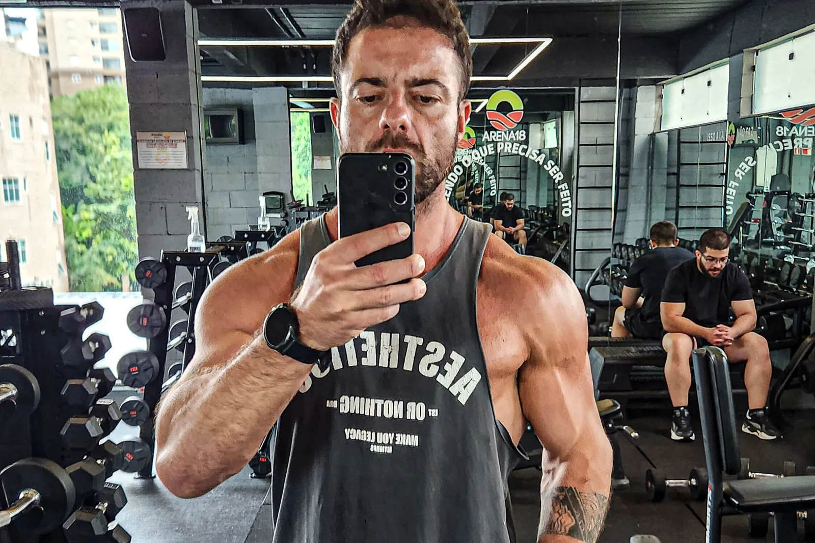Montinho, personal trainer em Barueri, na área de musculação com halteres e máquinas de academia da região