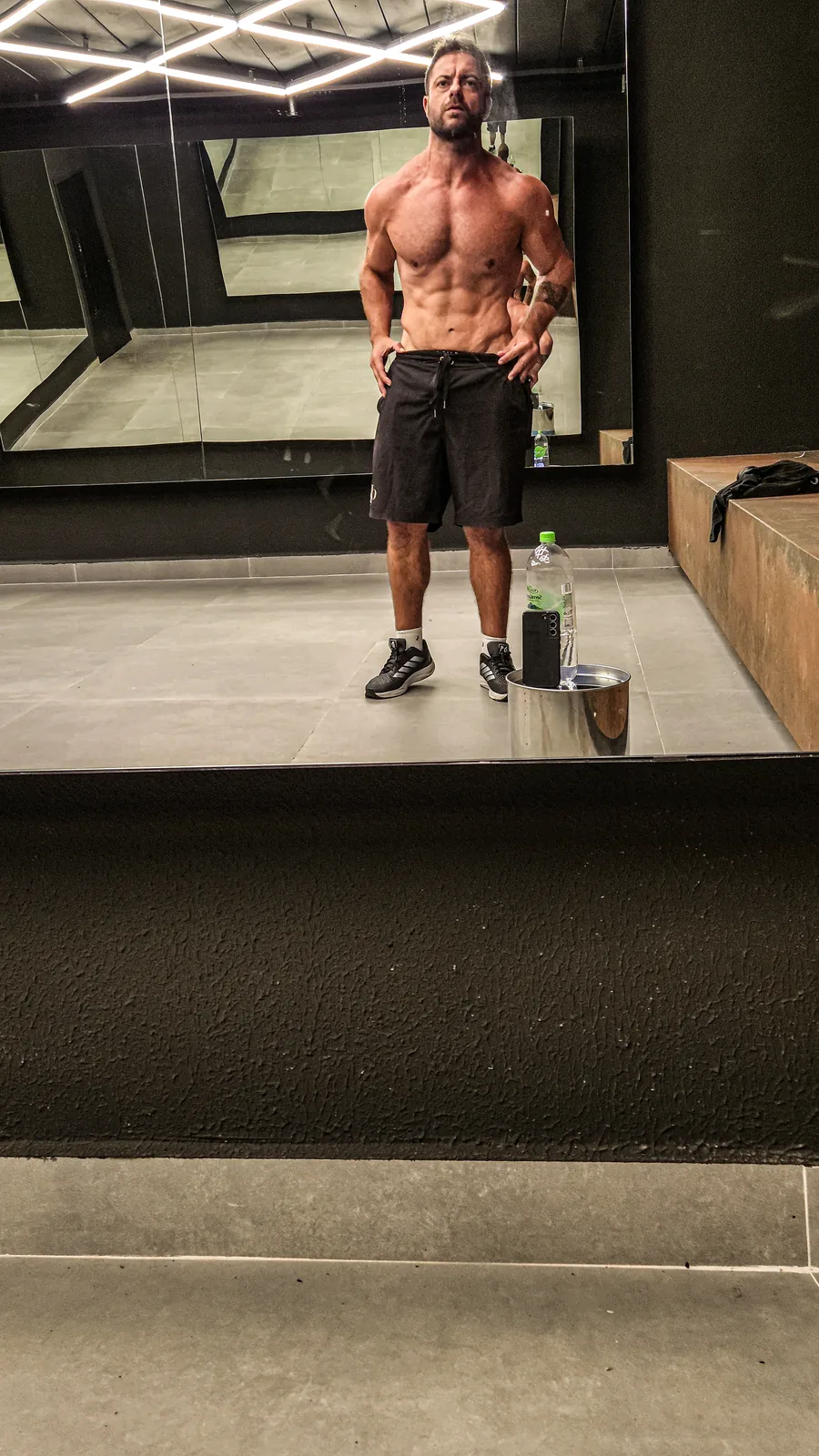 Montinho, personal trainer no Tamboré 5, na academia em selfie no espelho após o treino