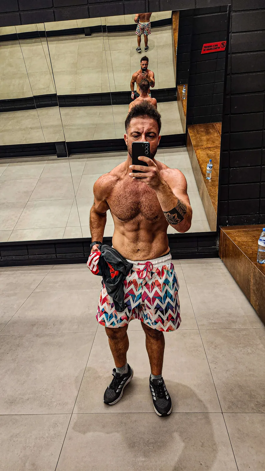 Montinho, personal trainer no Resort Tamboré, em selfie na academia após o treino