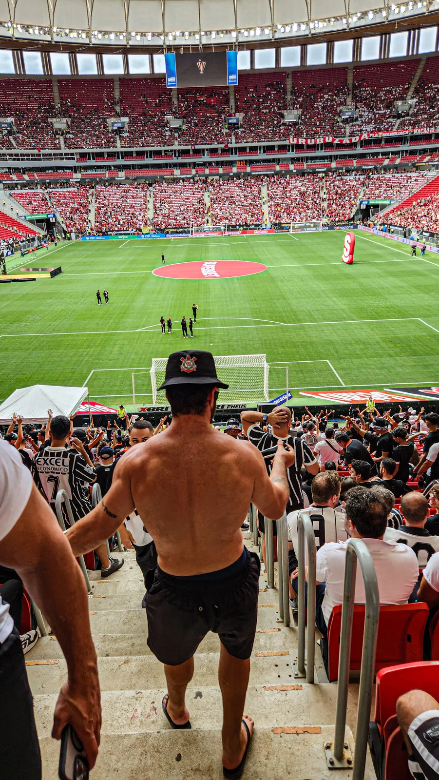 Montinho, personal trainer no Tamboré 3, em estádio de futebol: rotina ativa fora da academia