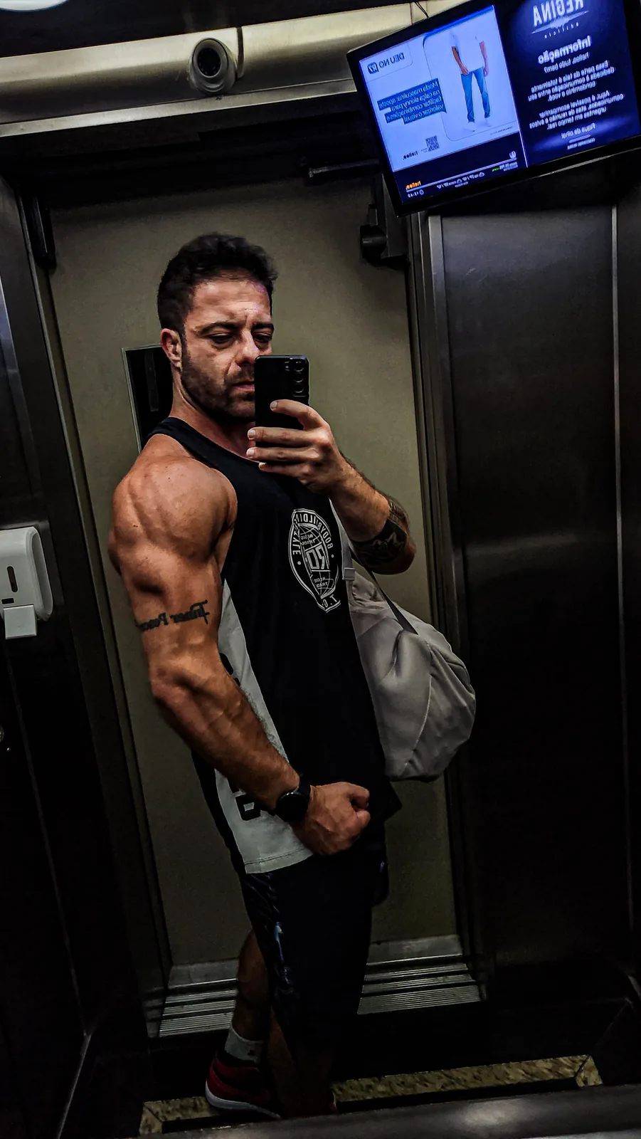 Montinho, personal trainer no Tamboré 6, a caminho do atendimento em condomínio com mochila de treino