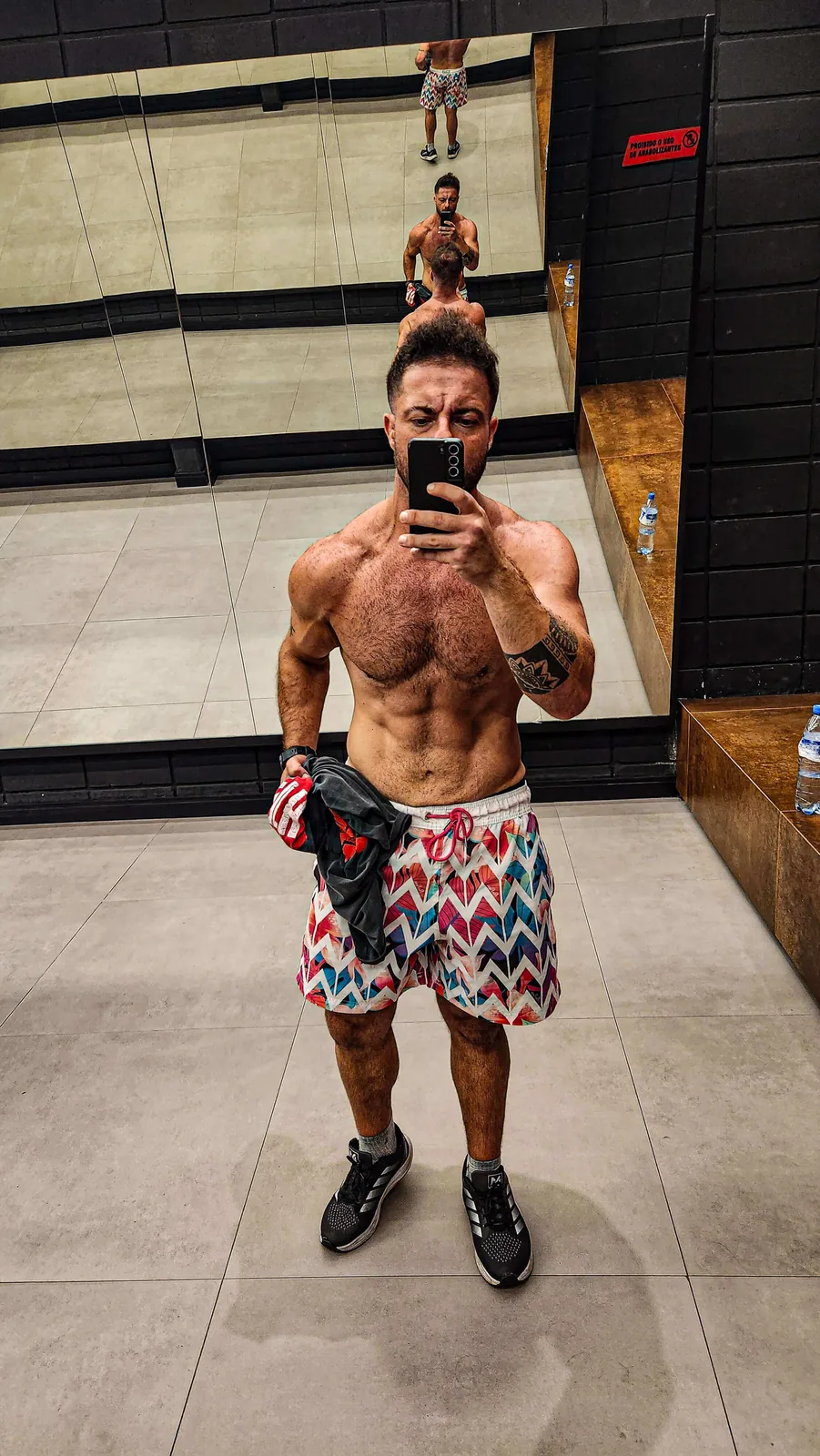 Montinho, personal trainer em Alphaville, em selfie na academia após o treino